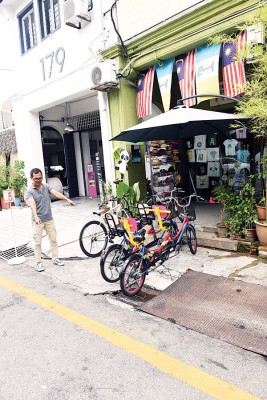 许辉福早前指,好小型四轮脚车因停放于店外被禁止。(档案照)
