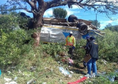 巴士失事翻车,造成14死13伤。