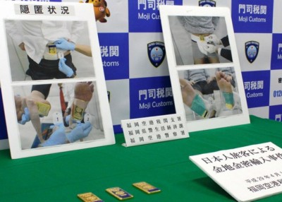 些微名疑犯把金条藏于胯下,贪图偷运入境。