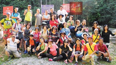 吉玻登山爱好者在旺布玛山洞前合影,前排右2叶荣安。