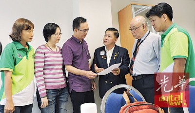 槟城长青国际狮子会与骆凯洋父母商讨孩子医药费筹款。右起:前会长林志陪、鹰阁医院营业执行员谢锦龙、会长林国桦、孩子父母骆万金、梅美玲及狮子会财政许紫玲。