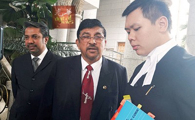 被热博平台会扣留的丹斯里级华裔商人委托的3名代表律师,佐瑟凯文(左起)及拿督K古玛拉登及郑俊能到法庭了解情况。