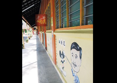 育强校园环境清幽,校舍墙壁更画上著名发明家的画像和作品。