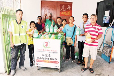 江家盛“开张”率先上便得打枪埔众多居民的支撑,连以不久半小时外卖出12瓶的洗碗液。
