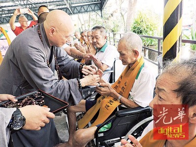 慧海法师赠送佛珠给皈依的菩提馨园病老。