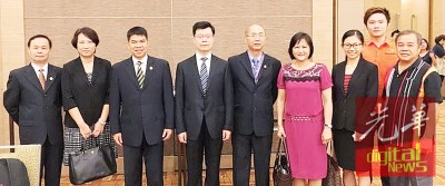 诸开旻(左4)和马来西亚对外贸易发展局及东博会见代表合影。
