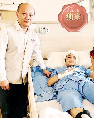 蔡瑞豪到狮城医院探访王明亮。