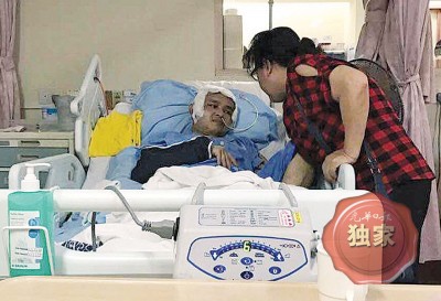 明亮年迈母亲无微不至照顾他。
