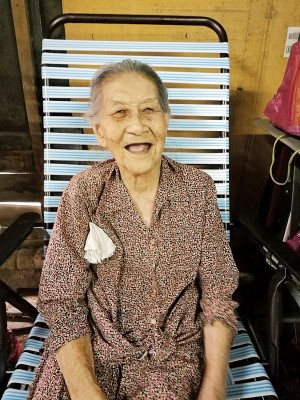 老婆婆开心的说:我只要够吃够花就满足了!