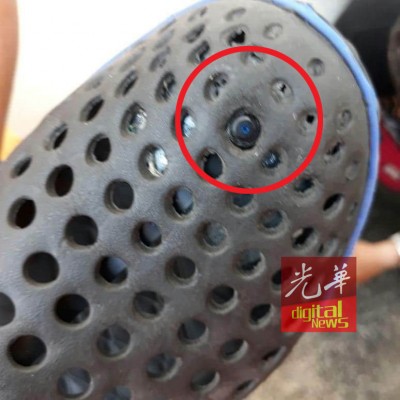 民眾在偷窺男穿著的大頭鞋找到攝像鏡頭。