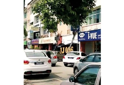 网友目睹拆除过程,并拍下与友人分享。