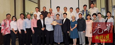 许振凌捐赠纪念品予祝友成,连由郑来兴、林秀琴、黄汉伟、罗兴强、邓国彬、刘子健、储开旻、章瑛、黄智绪陪。