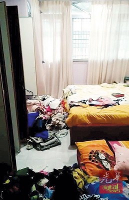 本月4日遭破门行窃的峇眼色海一民宅,屋内睡房被搜得一片零乱