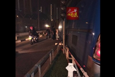 厂巴撞到栏杆遇阻力后方停止。