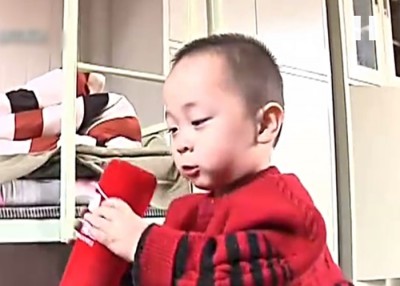 男童交由义工照料后,重现欢颜。