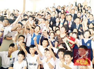 学生夹道欢送陈冰心。