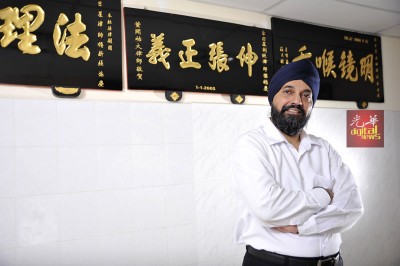峇日星以“马来西亚人”为傲,秉持不分种族、宗教及肤色的理念,为公正及人权发言。