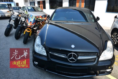 警方也充公了3辆轿车及3辆重型机车。