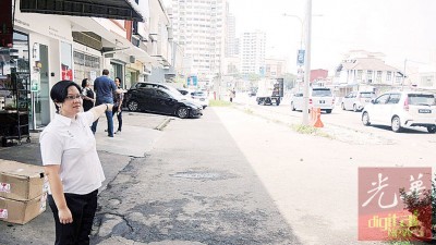 叶舒惠:“此间就是地下小贩摆卖的地方。”