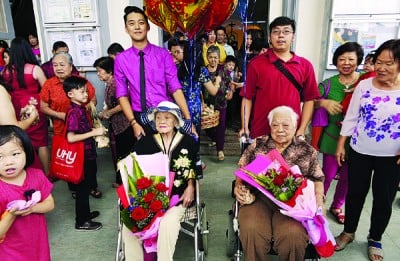 朱亚妹(左)跟另外一名百岁人瑞曹戊祥(右)合照。