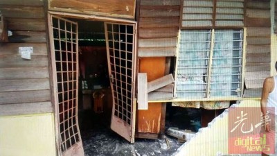 新村住家没有围栏阻挡冲力,家铁门也吃撞毀。
