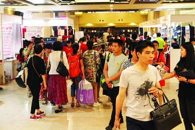 2万名中国游客挤满M.Mall。