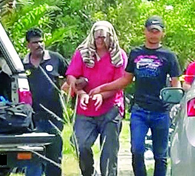 警方将嫌犯林贤孝押回现场,叙述案发经过。嫌犯也给予配合,向警方说出案发经过。