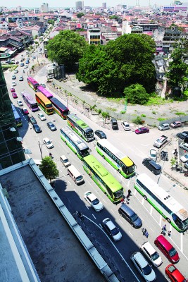 旅巴不仅停放在主要道路,甚至双重停放,造成交通严重阻塞。