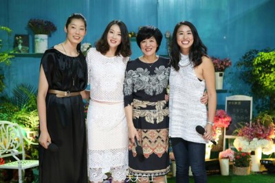 郎平(右2)和女儿(右1)以及两位得意弟子。
