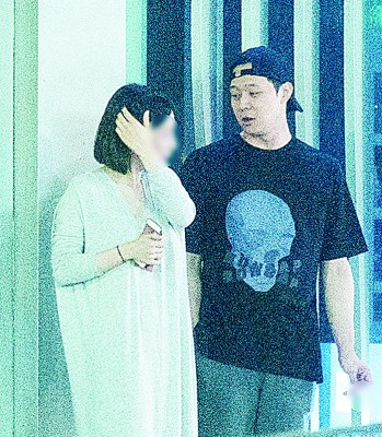 朴有天到餐厅外抽烟,黄荷娜也爱相随陪伴。