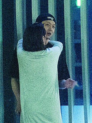 朴有天与未婚妻在街上搂抱放闪,手里还拿着一根香烟。