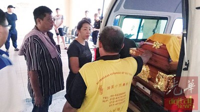 黄光辉办理领尸手续后与亲友返回住家治丧。