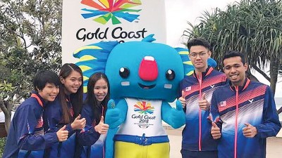 左起:邹美君、李明晏、谢宜希、李梓嘉和伊斯干达与苏迪曼杯吉祥物合影。