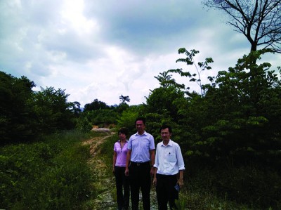 满星云集团在芙蓉发展的综合型高级公寓,迄今仍是一片荒山野岭;右起谢琪清、张聒翔、森州行动党法律局委员陈丽群。