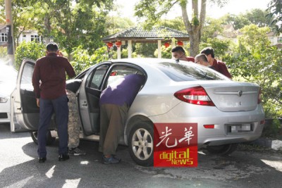 警方在现场起获一辆相信是涉案者所使用的轿车。