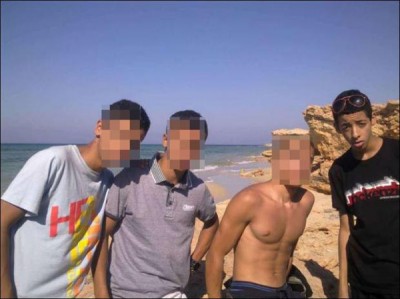 15岁的阿贝迪(右)在利比亚一处海滩和朋友合影。当局相信他离开利比亚后曾到过叙利亚。
