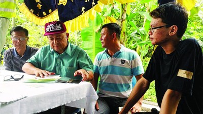 死者儿子向直弄州议员拿督查比里求助,如何提领父亲公积金。
