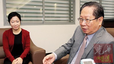 刘利民(右)促朝野政治人物,勿政治化皇冠官网app课题。左为董总首席执行员孔婉莹。