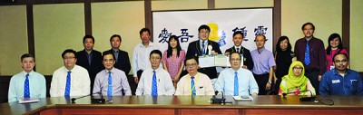 锺灵国中高中生庄展亦与郭献靖2人夺得“国际科学大赛”(ISEF)之化学组季军,与学校董事家协代表愉快合照。前排右起哈非博士、阿菲达博士、胡万奔、朱圣保、蔡郁章、吴益来、郭嘉耀及王联丰。