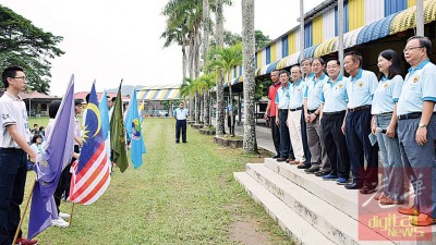 傅文荣(右3)带领嘉宾主持开幕,左1起是胡明彬、黄民主、谢树仁、陈从德、林亚民、黄清德、林抒桦、魏少雄。