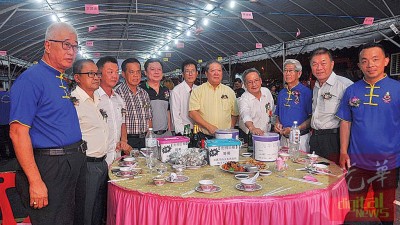 主桌嘉宾踊跃响应义卖《光华日报》活动,左起是彭文宝、洪铷鸿、陈炳安、陈水兴、陈进裕、陈延辉、拿督陈海祥、林伍博士、陈光环、林峰成及陈国强。