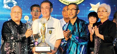 槟羽总会长准拿督许庆吉(左2)代李宗伟接领槟州元首杯最佳运动员奖。