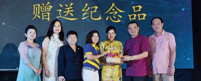吴瑞音(左4由)捐赠纪念品给王赛之以及陈德钦,左1由凡郑丽菁、黄水芝、黄秀金、陈利发。