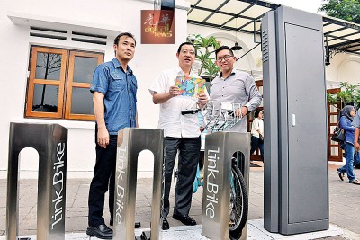 林冠英(中)周日在槟岛市政厅秘书尤端祥(左)和Fast Rent Bike总监杨健聪一起主持推介。