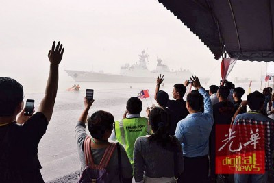 嘉宾在风雨中挥别中国军舰。