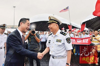 临别前,中国驻槟总领事吴骏与沈浩少将握手。