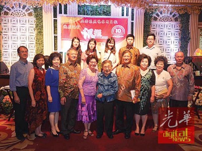 《讯报》创刊10周年晚宴圆满结束,社长林荣胜(前右4)与家人一同大合照留念。