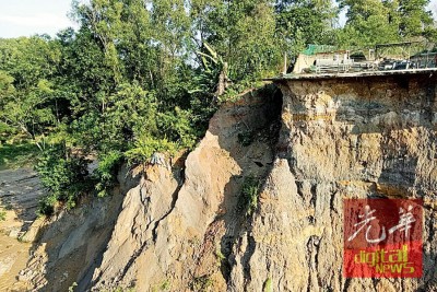 泥崩塌陷形成的大坑,可容纳两里排屋单位。