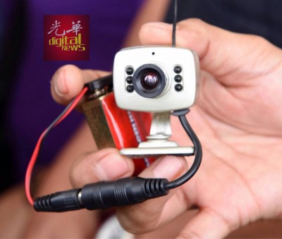 盗利用微型监视器,监视目标的家,等待作案。