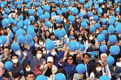 大批文在寅支持者情绪激动。(法新社照片)